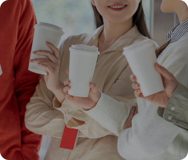 사람들이 커피를 들고 대화를 나누는 모습 사진